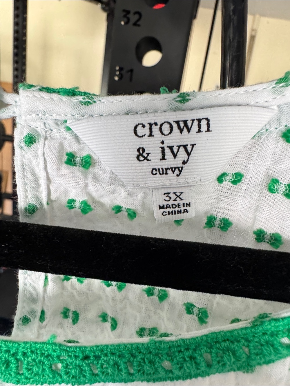 crown & ivy White Textured Top with Green Accent - Picture 2 of 4